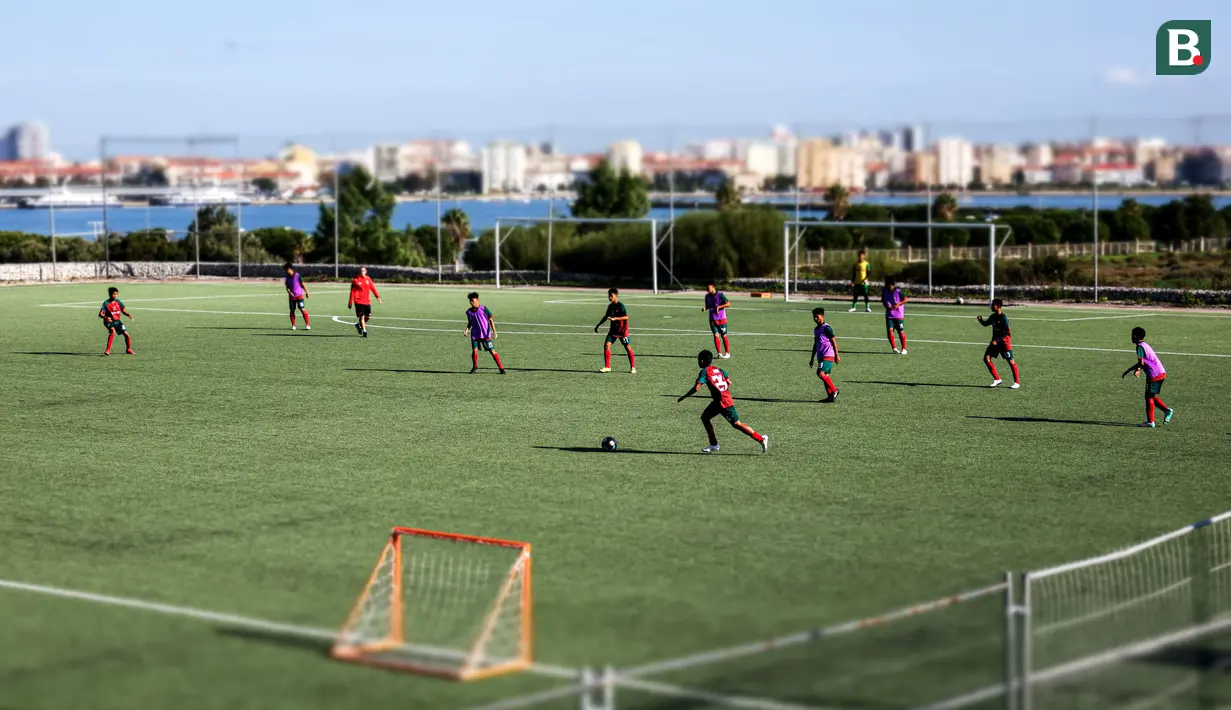 Hari ini menjadi hari kelima pemusatan latihan Korea-Korea Selecao (KKS) di negaranya Cristiano Ronaldo. Kali ini, mereka berlatih dan menimba ilmu di akademi klub tersukses di Liga Portugal, yaitu Benfica. (Bola.com/Bagaskara Lazuardi)