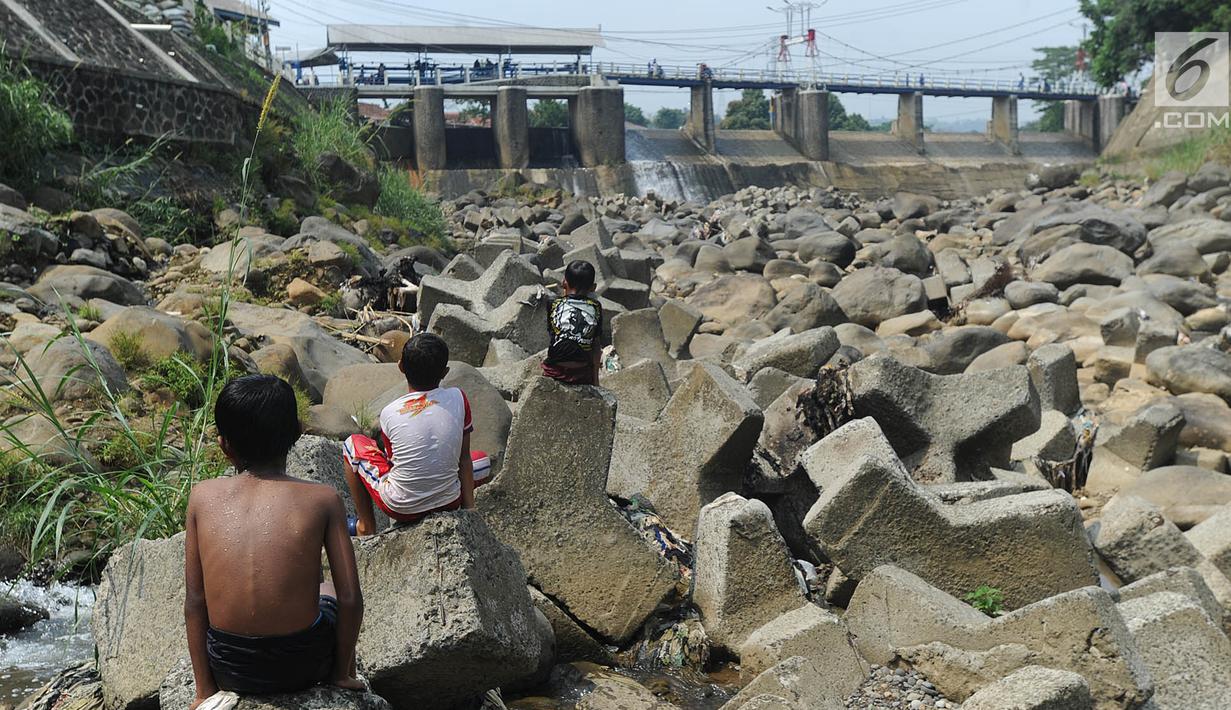 Anak-anak bermain pada kubangan air yang tersisa di kawasan Bendungan Katulampa, Bogor (15/7). Musim kemarau menyebabkan Bendungan Katulampa berada di titik nol berdampak pada sumur-sumur warga di sekitar mengalami kekeringan. (Merdeka.com/Arie Basuki)