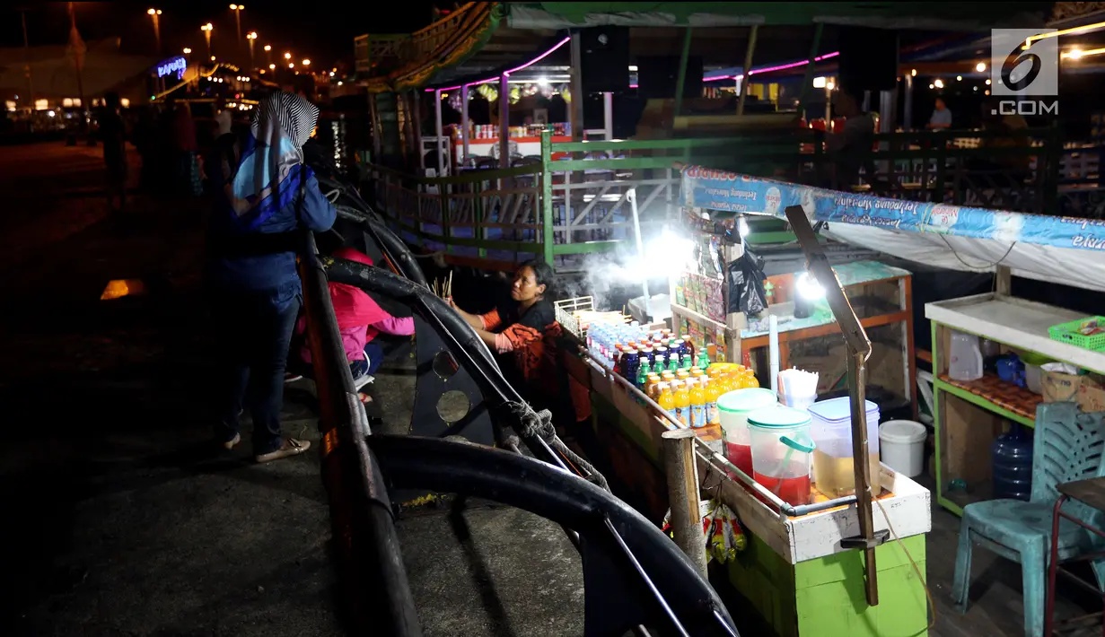 Penjual menjajakan dagangannya di atas perahu di Alun-Alun Sungai Kapuas, Pontianak, Kalimantan Barat, Kamis (12/4). Pemerintah Kota Pontianak melarang para pedagang tersebut berjualan di darat. (Liputan6.com/Johan Tallo)