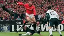 Eric Cantona diangkat sebagai kapten Manchester United pada musim 1996/97 menggantikan Steve Bruce. Pemain yang kerab dijuluki King Eric tersebut merupakan orang asing pertama yang diangkat sebagai kapten. Ia berhasil membawa MU meraih gelar ke-11 Liga Inggris. (AFP/Gerry Penny)