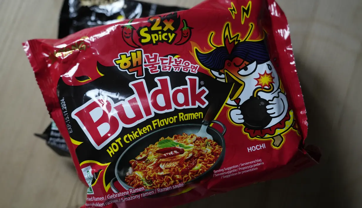 Denmark menarik beberapa produk mi ramen pedas dari perusahaan Korea Selatan, Samyang, dengan alasan bahwa kadar capsaicin di dalamnya dapat meracuni konsumen. (AP Photo)