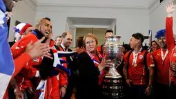 pemain Cile merayakan kegembiraan bersama Presiden Cile, Michelle Bachelet, di Istana Presiden. (AP Photo/Victor Ruiz)