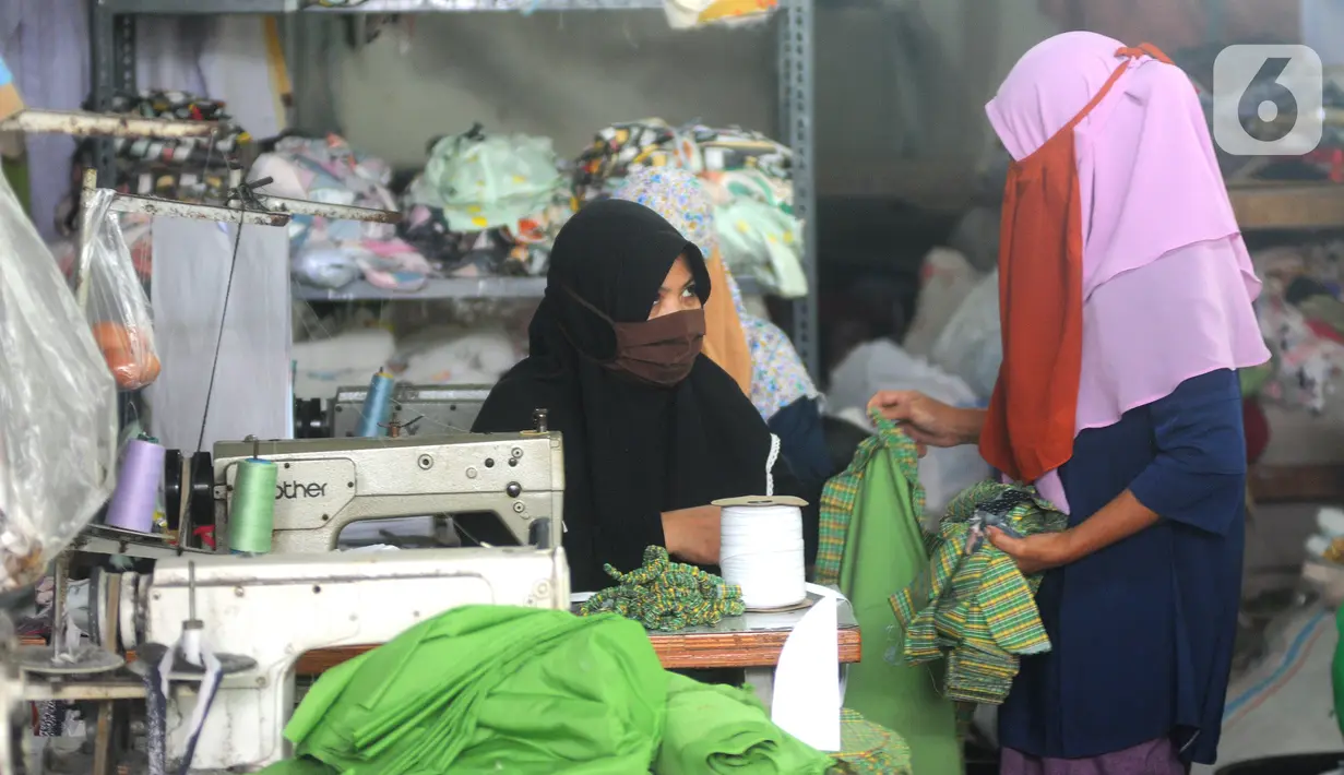 Aktivitas sebuah usaha konveksi milik Enca saat menyelesaikan produksi baju di Desa Curug, Bogor, Jawa Barat, Kamis (4/3/2021). Awal pandemi covid-19, bisnis konveksi terbantu dengan pemesan pakaian APD dan masker yang selanjutnya berkembang dengan penjualan melalui daring. (merdeka.com/Arie Basuki)