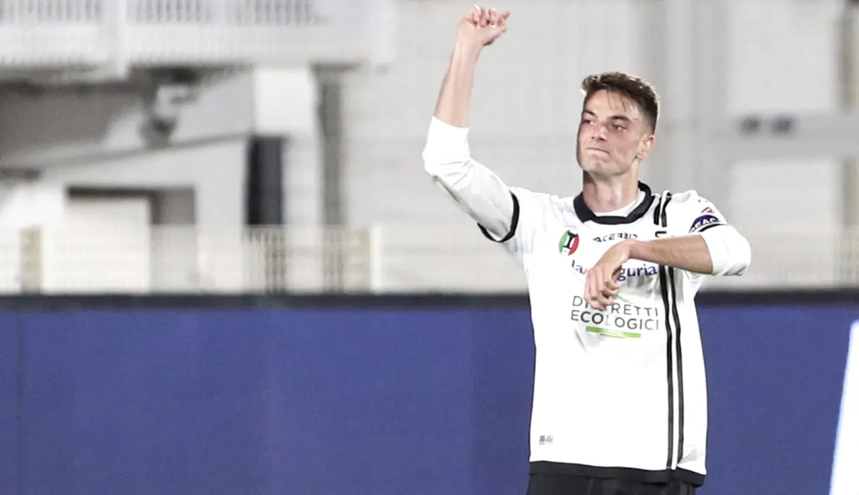 Pemain Spezia Giulio Maggiore melakukan selebrasi usai mencetak gol ke gawang Inter Milan pada pertandingan Serie A di Stadion Alberto Picco, Spezia, Italia, 15 April 2022. Inter Milan menang 3-1. (Tano Pecoraro/LaPresse via AP)