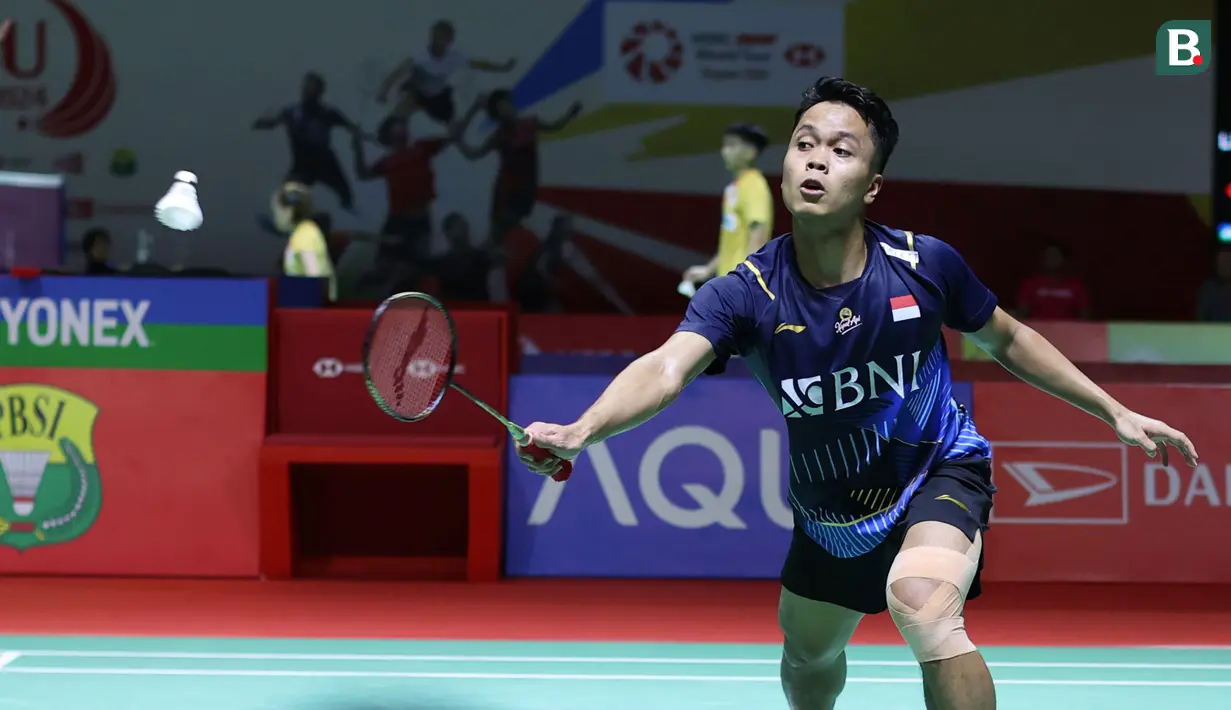 <p>Tunggal putra Indonesia, Anthony Sinisuka Ginting berusaha mengembalikan bola saat menghadapi tunggal putra Thailand, Kantaphon Wangcharoen pada laga babak 32 besar Indonesia Masters 2024 di Istora Senayan, Jakarta, Rabu (24/1/2024). Anthony Sinisuka Ginting menang straight game 21-13, 21-15. (Bola.com/M Iqbal Ichsan)</p>