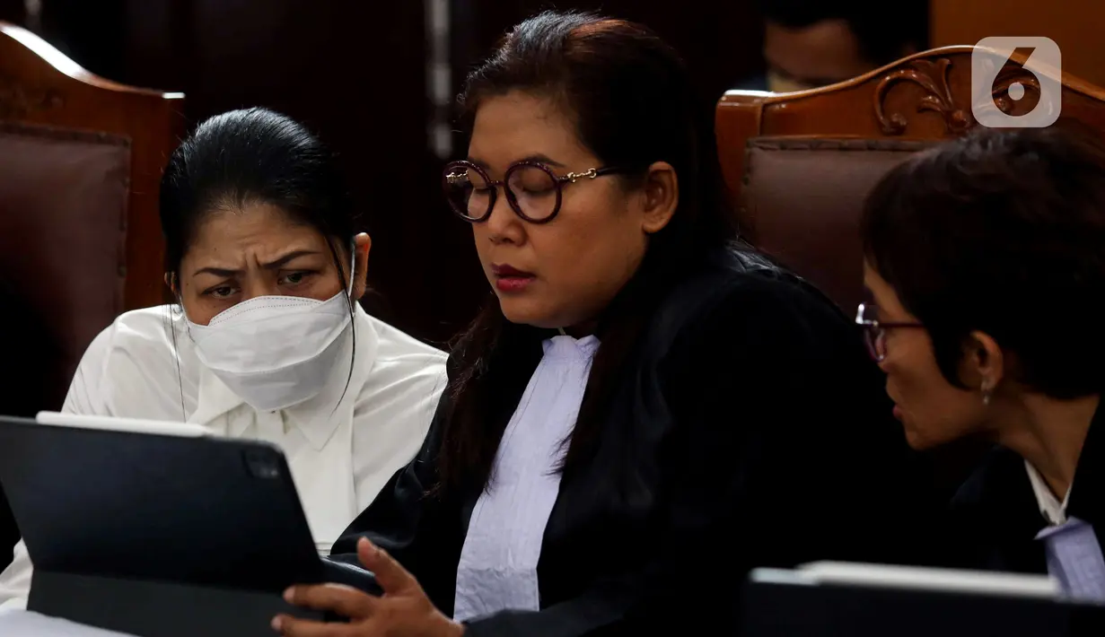 Terdakwa kasus dugaan pembunuhan berencana terhadap Brigadir Nofriansyah Yosua Hutabarat atau Brigadir J, Putri Candrawathi (kiri) saat menjalani sidang lanjutan di Pengadilan Negeri Jakarta Selatan, Selasa (6/12/2022). Sidang tersebut beragendakan pemeriksaan saksi yang dihadirkan Jaksa Penuntut Umum (JPU), di antaranya enam terdakwa kasus perintangan penyidikan. (Liputan6.com/Herman Zakharia)