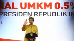 Presiden Jokowi memberikan sambutan pada sosialisasi PPh final UMKM di Sanur, Sabtu (23/6). Mengenakan pakaian adat Bali, Jokowi mensosialisasikan penurunan tarif pajak PPh kepada lebih dari seribu pelaku usaha. (Liputan6.com/Pool/Biro Pers Setpres)