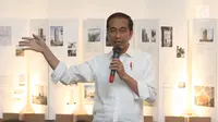 Calon Presiden Nomor Urut 01 Joko Widodo berdiskusi dengan masyarakat kreatif Bandung di Simpul Space, BandungSabtu (10/11). Jokowi berdialog dengan masyarakat kreatif Bandung dalam upaya mengembangkan ekonomi digital. (Liputan6.com/Angga Yuniar)