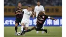 Pemain Real Madrid, Lucas Vazquez berusaha melewati pemain AC Milan, Andrea Bertolacci (kiri) dan Nigel de Jong (kanan) pada laga International Champions Cup 2015 di Shanghai, China, Kamis (30/7). (Reuters Aly Song)