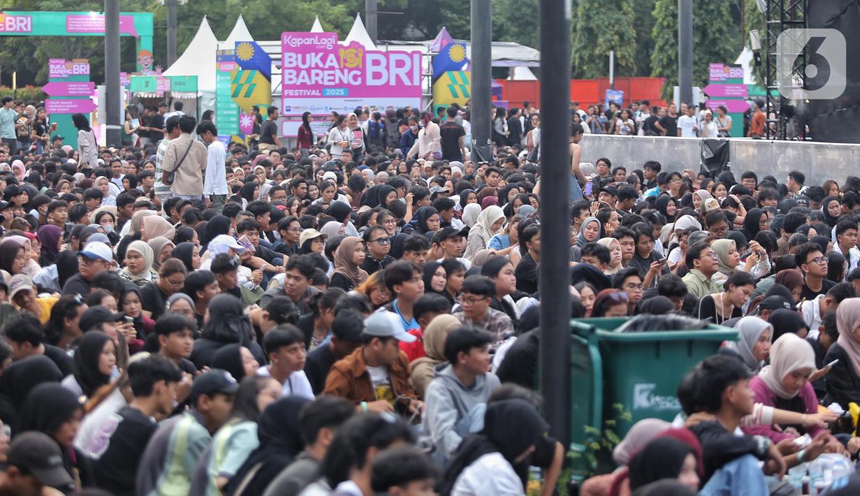 Pengunjung memadati area event KapanLagi Buka Bareng BRI Festival 2025 yang digelar di Plaza Parkir Timur Gelora Bung Karno, Senayan, Jakarta, Minggu (16/3/2025). (Liputan6.com/Angga Yuniar)