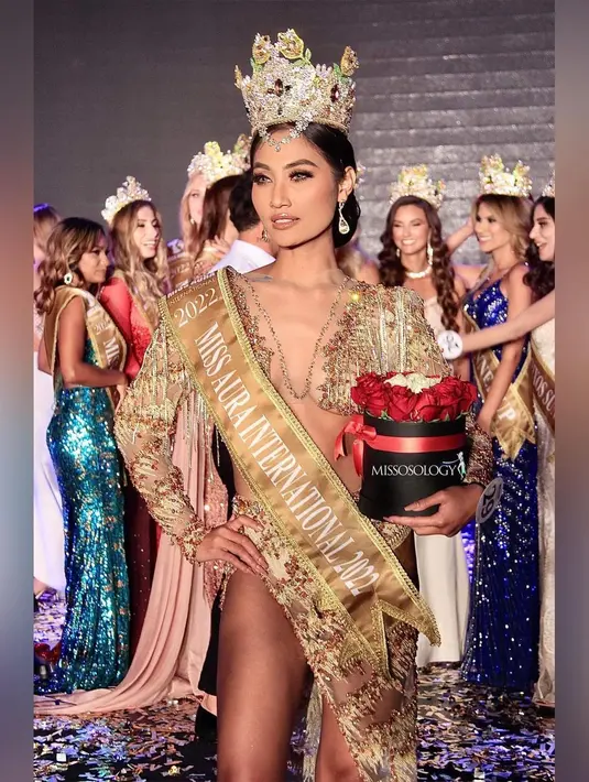 Saat kemenangannya, Riskyana mengenakan gaun bertajuk “Olympus Gown” karya Fatir Muhammad. (@riskyana_hidayat).