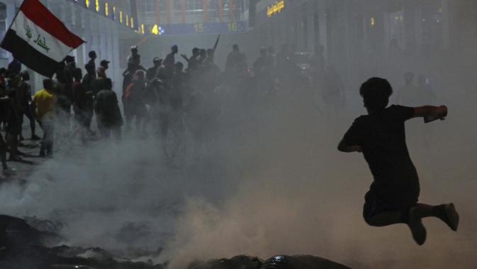 Para pengunjuk rasa ikut serta dalam protes anti-pemerintah menuntut pemilihan umum yang bebas dan melawan korupsi di luar gedung dewan provinsi di Basra, Irak, 17 Agustus 2020. (AP Photo / Nabil al-Jurani)