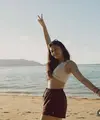 Naysila Mirdad menikmati pantai indah di Banda Naira. Terlihat ia mengenakan atasan crop top sleeveless bermotif dipadukan celana pendek coklat. Rambut panjangnya dibiarkan terurai dengan wajah terlihat bare face no makeup. [@naymirdad]