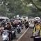 Pihak kepolisian melakukan rekayasa lalu lintas berupa penerapan sistem satu arah atau one way untuk mengatasi lonjakan volume kendaraan yang memadati jalur Bandung-Cianjur pada H+2 Lebaran. (Foto: Istimewa).