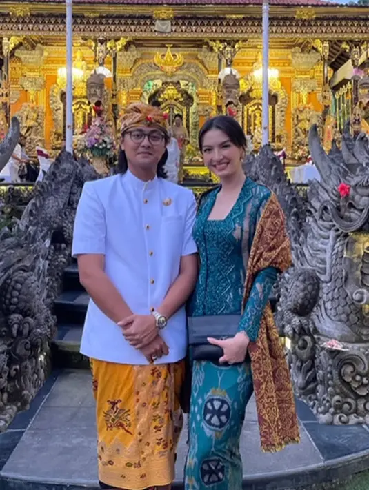 Raline Shah memulas wajahnya dengan makeup natural dan sanggul yang simple [@ralineshah]