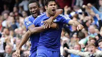 Diego Costa (depan) dipeluk John Obi Mikel usai mencetak gol kemenangan Chelsea atas Arsenal di Stadion Stamford Bridge, (5/10). (REUTERS/Stefan Wermuth)