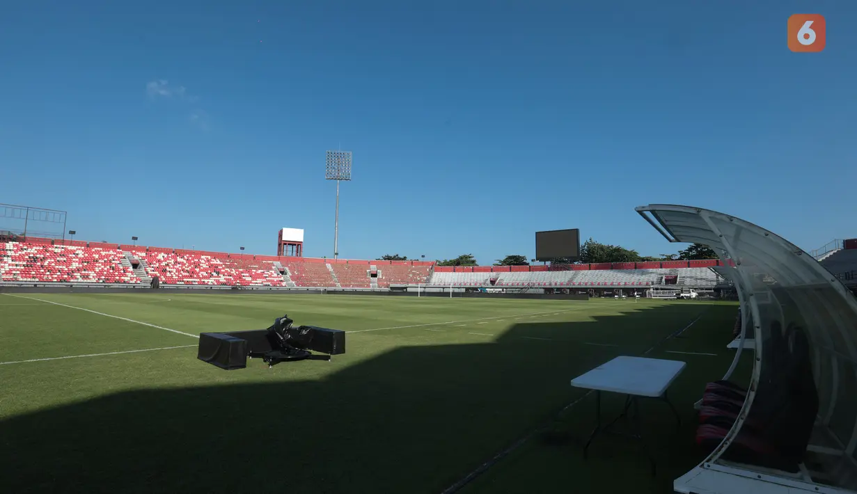 Kondisi Stadion I Wayan Dipta di Gianyar, Bali, Rabu (5/8/2026), sehari menjelang laga final Piala Presiden 2026. Hamparan rumput hijau yang terawat berpadu dengan langit biru cerah menambah kemegahan stadion yang akan menjadi arena final Persebaya Surabaya melawan Persib Bandung serta perebutan tempat ketiga antara Persija Jakarta dan Arema FC. (KLY/Budy Santoso)