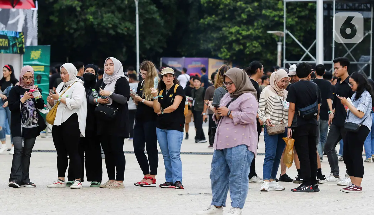 Para penonton sedang berada di area Everblast festival 2023 hari pertama di Gambir Expo Kemayoran, Jakarta Pusat, Sabtu (4/3/2023). Sejumlah artis musik dijadwalkan tampil di hari pertama festival yang digelar Akselerasi Entertainment tersebut, salah satunya adalah band Simple Plan. (Liputan6.com/Herman Zakharia)