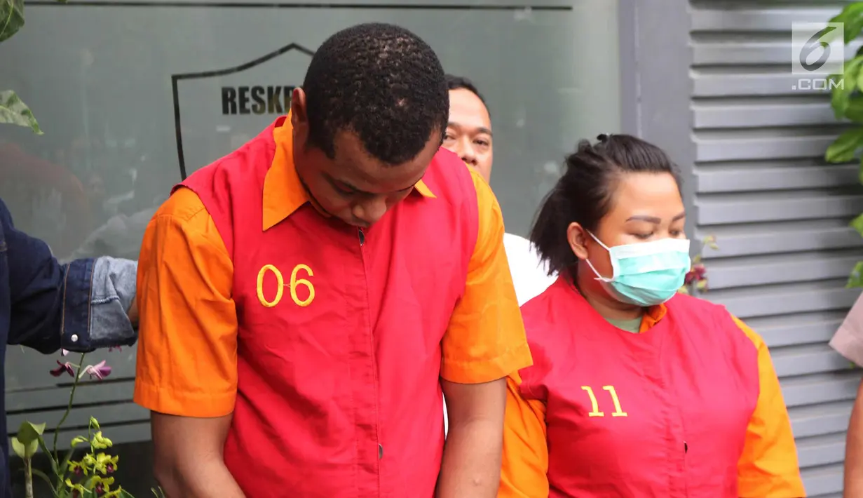 Tersangka diperlihatkan saat rilis kasus tindak pidana penipuan melalui Facebook dan WhatsApp di Polda Metro Jaya, Jakarta, Rabu (18/4). ASE alias Donal Key berpura-pura sebagai pensiunan tentara AS untuk mengelabui korban. (Liputan6.com/Arya Manggala)