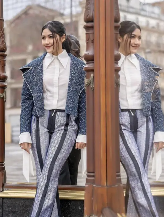 Denim on denim dengan motif juga menghadirkan kesan stylish dan tak membosankan saat dikenakan. [Foto: Instagram/ Erina Gudono]