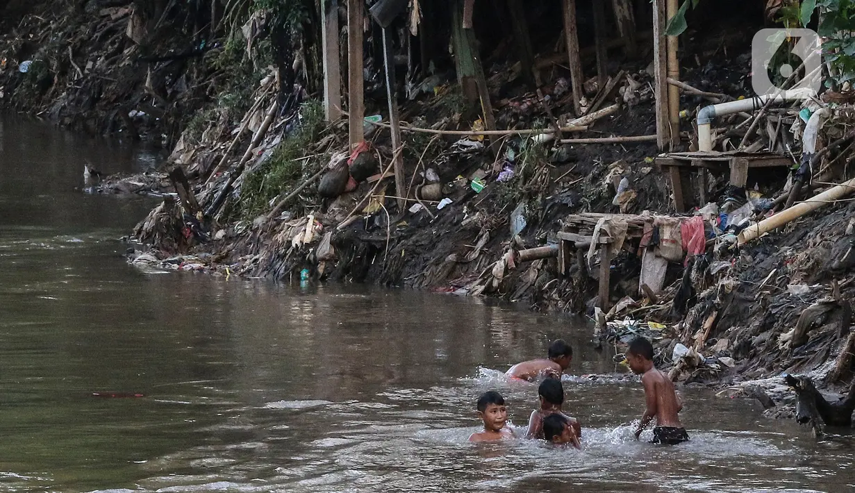 Anak-anak bermain di bantaran sungai Ciliwung, Pemukimannya, Manggarai, Jakarta, Selasa (29/9/2020). Dimana kemiskinan kemungkinan akan naik sekitar 3,02 hingga 5,71 juta orang Dan pengangguran meningkat kurang lebih 4-5,23 juta orang, saat Indonesia masuk resesi. (Liputan6.com/Johan Tallo)