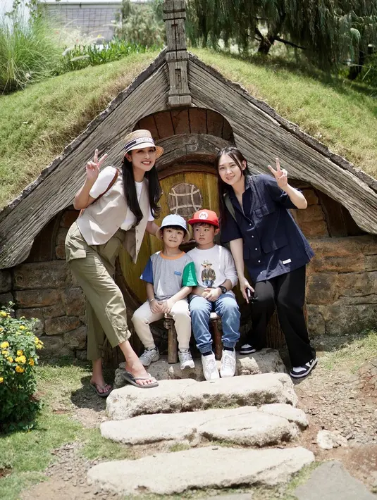 Berwisata ke kebun binatang, Sandra Dewi tampil stylish dengan outfit bergaya safari.  [@sandradewi88]