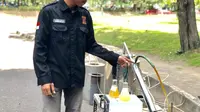 Affan Almada, pria asal Bantul yang juga mahasiswa Teknik Mesin Sekolah Vokasi UGM, berhasil mengembangkan alat yang bisa mengubah sampah plastik menjadi bahan bakar bio oil dan biogas. (Liputan6.com/ Agung Purwandono)
