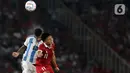 Pemain Timnas Indonesia Dendy Sulistyawan (kanan) berebut bola atas dengan pemain Argentina Cristian Gabriel Romero saat laga FIFA Matchday di Stadion Utama Gelora Bung Karno (SUGBK), Jakarta, Senin (19/6/2023). (Liputan6.com/Helmi Fithriansyah)