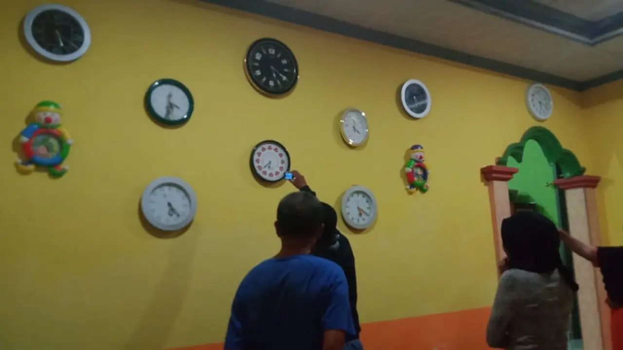 Kolektor Jam Dinding