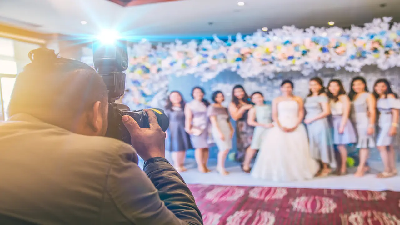 Tak Boleh Istirahat Selama Acara, Fotografer Ini Hapus Semua Foto Si Pengantin