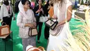 <p>Ibu Iriana Joko Widodo (kanan) saat mengajak pendamping Presiden Spanyol Maria Begona Gomez Fernandez melihat pameran produk anyaman dan sejumlah produk UMKM dari berbagai daerah di Indonesia sebagai bagian dari rangkaian kegiatan Konferensi Tingkat Tinggi (KTT) G20 di Sofitel Bali Nusa Dua Beach Resort, pada Selasa, 15 November 2022. (Foto: Lukas - Biro Pers Sekretariat Presiden)</p>
