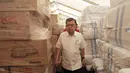 Karenanya, ia meminta semua pihak untuk turut serta membantu percepatan penyaluran bantuan. Tampak dalam foto, Ketua Palang Merah Indonesia (PMI), Jusuf Kalla saat meninjau gudang logistik PMI di Pangkalan Udara (Lanud) Halim Perdanakusuma, Jakarta, Senin (1/12/2025). (ADE/Staff Media JK)