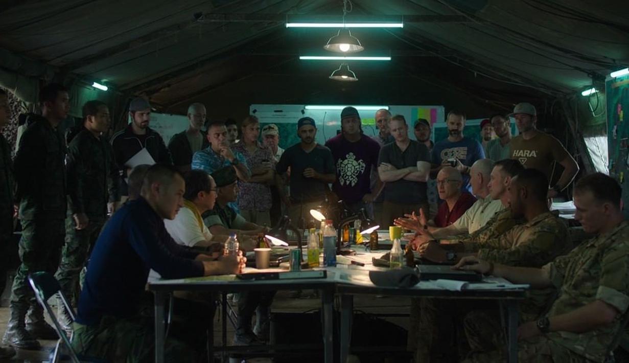 <p>Gambar yang diupload Netflix Indonesia menampilkan adegan dalam serial Thai Cave Rescue. Kisah berawal saat tim sepak bola WIld Boards bersama pelatihnya mejelajahi area Gua Tham Luang hingga ke bagian paling dalam. (Instagram/@netflixid)</p>