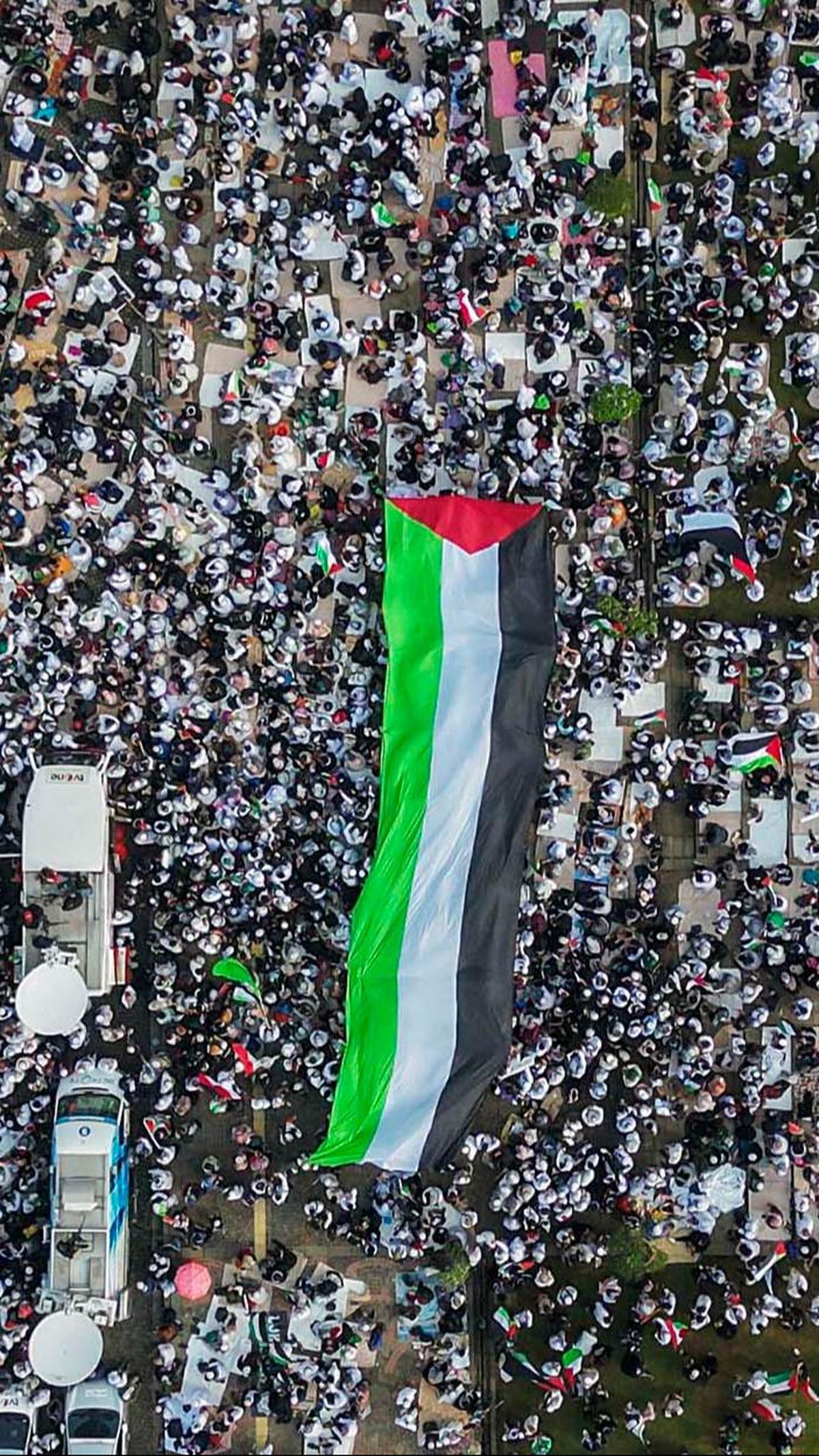 Lautan massa Munajat Kubro 212 secara serempak melantunkan zikir, selawat, serta doa untuk Palestina.