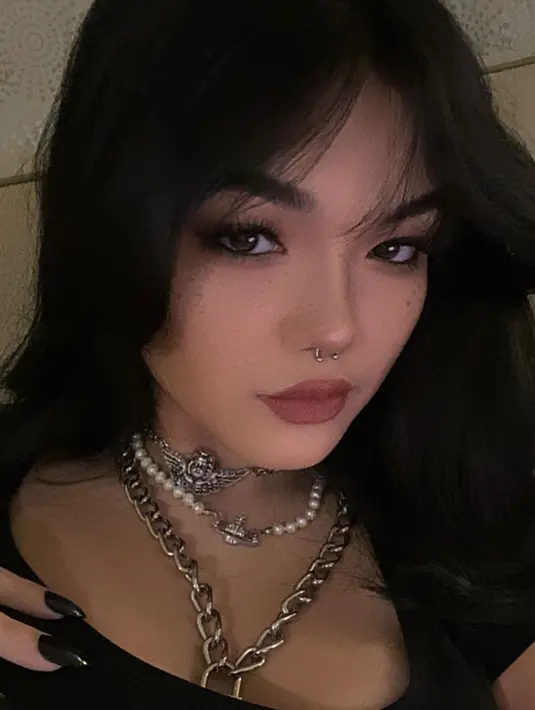 Queennara dengan rambut hitam juga tak kalah menawan. [Foto: Instagram/queennara_h]