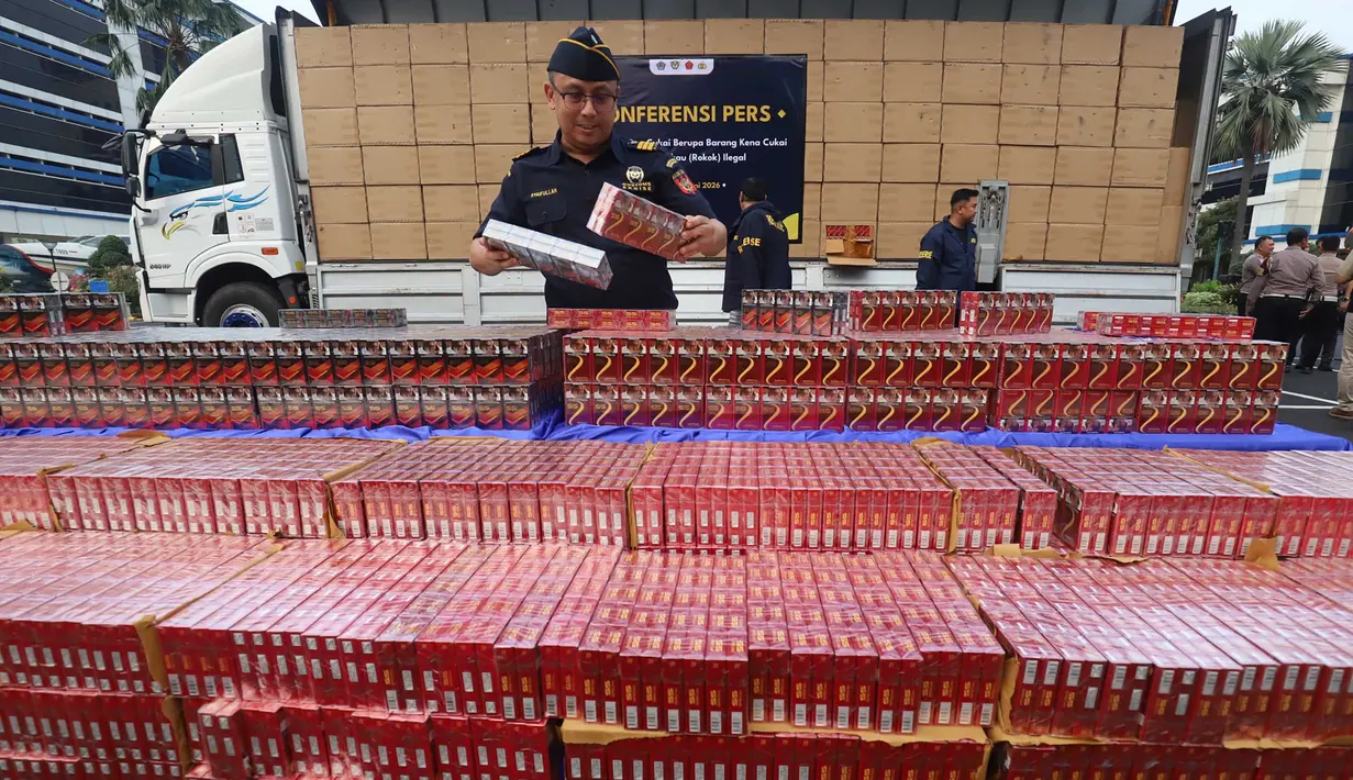 Petugas Direktur Jenderal Bea dan Cukai memeriksa barang bukti hasil penindakan rokok ilegal di Kantor Pusat DJBC, Jakarta, Selasa (9/6/2026). (merdeka.com/Arie Basuki)