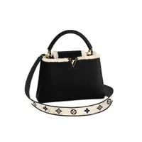 Tas Capucines BB dari Louis Vuitton ini terbuat dari kulit Taurillon dan dikustomisasi dengan shearling. Tali kulit yang lebar, dihiasi dengan Bunga Monogram.Pegangan atas dalam kulit gulung yang serasi memungkinkan tangan dan siku dibawa. (Louis Vuitton)