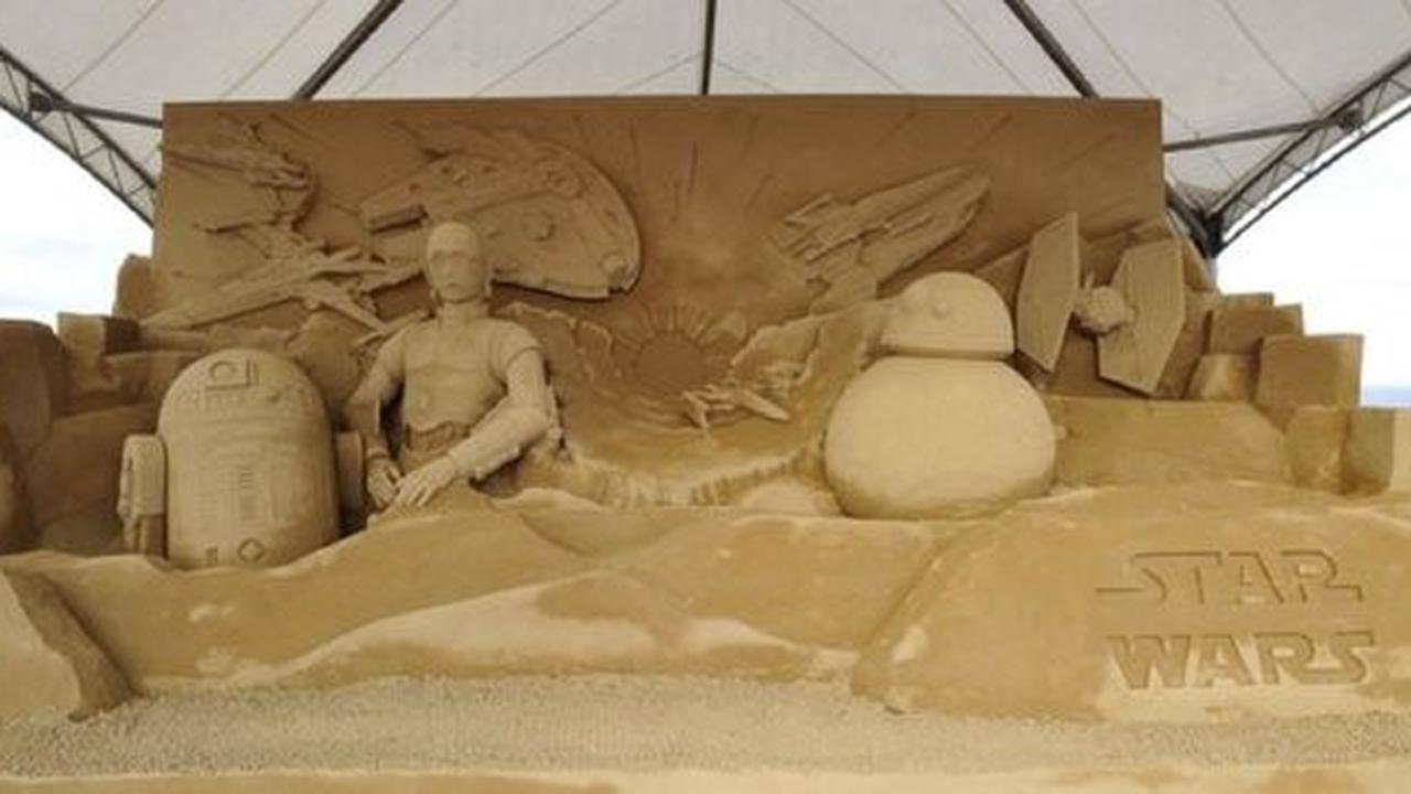 Seniman ini membuat patung pasir untuk film terbaru Star Wars
