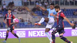 Pemain muda Lazio, Balde Keita mengontrol bola pada laga Serie A melawan Bologna di Stadion Olimpico, Italia, Minggu (23/8/2015). Lazio berhasil mengalahkan Bologna 2-1. (EPA/Maurizio Brambatti)