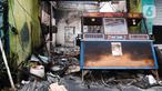 Gerobak mie ayam milik warga hangus terbakar dampak kebakaran Depo Pertamina Plumpang di Jalan Koramil, Rawa Badak, Jakarta, Sabtu (4/3/2023). Sebelumnya, PT Pertamina (Persero) menyatakan masih melakukan proses investigasi terkait penyebab kebakaran yang melanda Depo Plumpang di Jakarta Utara. (Liputan6.com/Herman Zakharia)