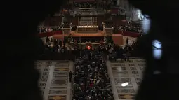 Ratusan ribu orang mengantre untuk bisa melihat langsung dan memberikan penghormatan terakhir kepada mendiang Paus Fransiskus. (Tiziana FABI/AFP)