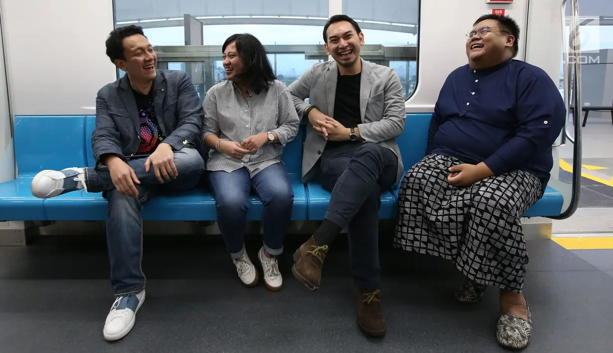 Founder #DENGARYANGMUDA Diaz Hendropriyono , Head of Talent Business Partner Bukalapak Rindang Prameswari , CEO/Co-Founder HaloHola Jaka Putranto dan co-host Anggana Bunawan berbincang di MRT, Jakarta, Rabu (13/3). (Liputan6.com/HO/Ading)