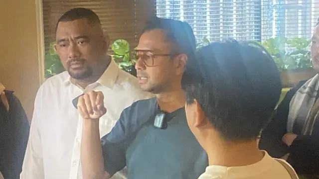 Raffi Ahmad saat peresmian  cabang ke-29 dari jaringan Rojo Sambel.