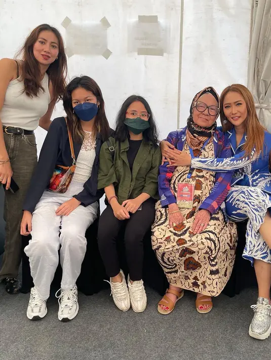 Dalam kesempatan itu, Inul Daratista juga menuang syukur akhirnya bisa manggung lagi setelah dua tahun lebih industri seni dihajar pandemi Covid-19. Ia tak sabar menyapa kota lain. “Alhamdulillah balik ke duniaku kembali show off air di lapangan terbuka. Lanjut konser ke daerah lain lagi minggu depan he he he,” ungkap Inul Daratista pada unggahan berikutnya. (Foto: Dok. Instagram @inul.d)