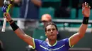 Petenis Spanyol, Rafael Nadal berselebrasi usai mengalahkan petenis Prancis, Benoit Paire pada babak pertama Prancis Terbuka 2017 di Stade Roland Garros, Senin (29/5). Nadal mengalahkan tuan rumah dengan skor 6-1, 6-4, 6-1. (AP Photo/Petr David Josek)