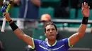 Petenis Spanyol, Rafael Nadal berselebrasi usai mengalahkan petenis Prancis, Benoit Paire pada babak pertama Prancis Terbuka 2017 di Stade Roland Garros, Senin (29/5). Nadal mengalahkan tuan rumah dengan skor 6-1, 6-4, 6-1. (AP Photo/Petr David Josek)
