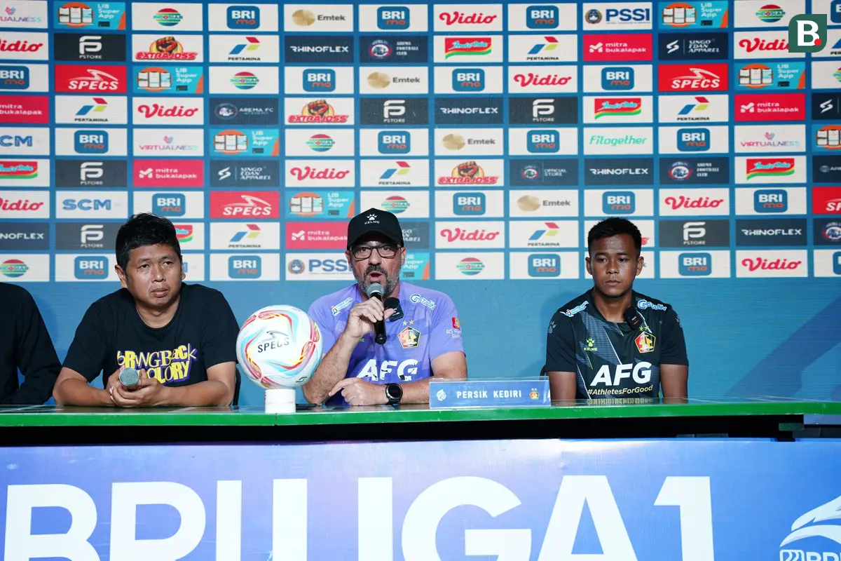 Persik Kediri, Head Coach Marcelo Rospide (tengah,  Pemain Supriadi (kanan) Jelang Lawan Arema FC Pekan ke-20