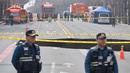 Diduga kuat insiden tersebut terjadi karena adanya kebocoran pipa air yang pecah di bawah tanah. (Anthony WALLACE/AFP)