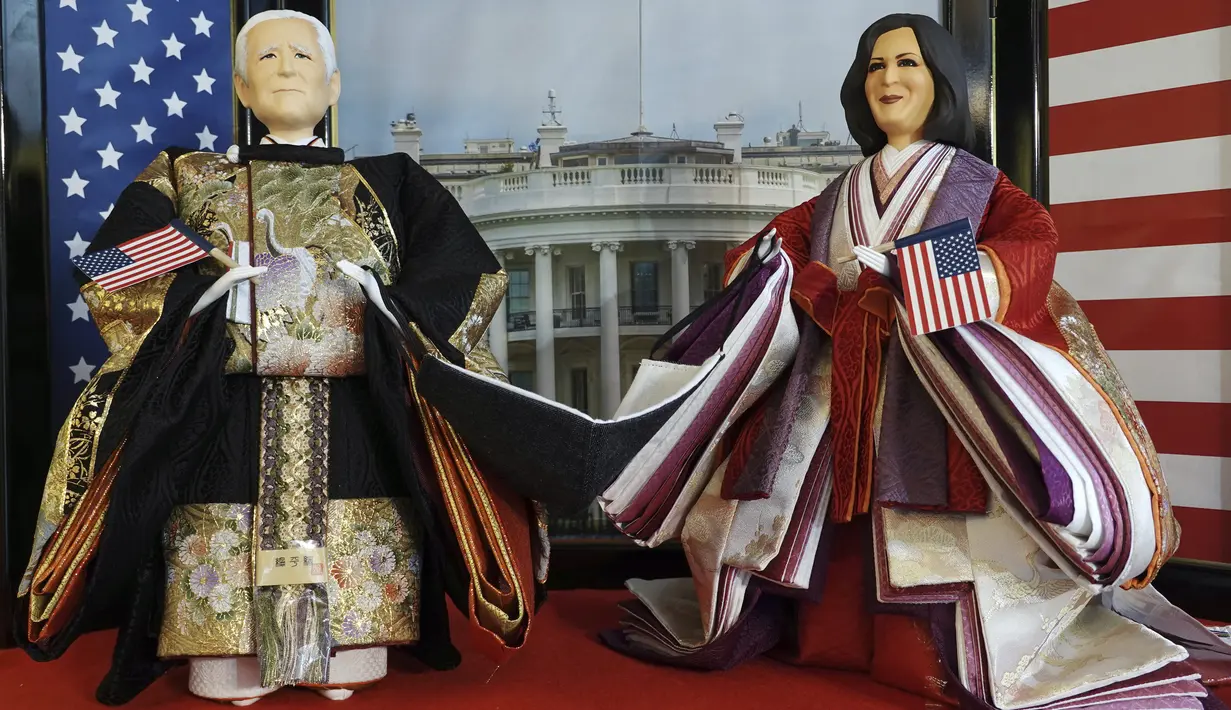 Boneka "Hina" yang menggambarkan Presiden AS Joe Biden dan Wakil Presiden Kamala Harris dipajang untuk perayaan Hari Anak Perempuan di Kyugetsu, pembuat boneka tradisional Jepang, di Tokyo, Rabu (27/1/2021). Orang Jepang akan menghiasi rumah mereka dengan boneka hina. (AP Photo/Eugene Hoshiko)