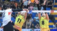 Spike otuside hitter timnas voli putri Indonesia Junaida Santi diblok pemain Vietnam dalam pertandingan SEA V League 2024 di Vinh Puch, Sabtu 3 Agustus. (foto: PBVSI)